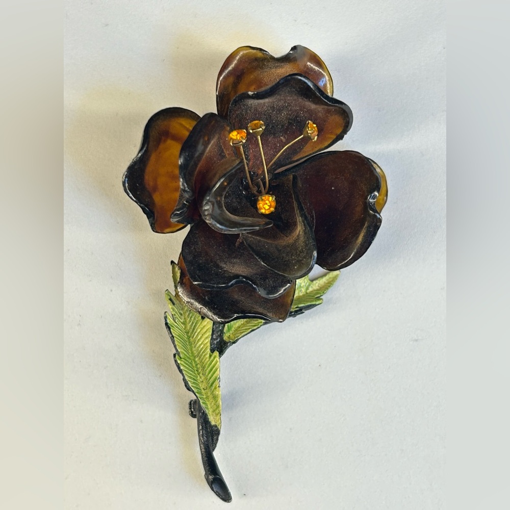 018. Vintage Brown Lucite Flower Brooch with UV Cadmium Glass Stone Stamen